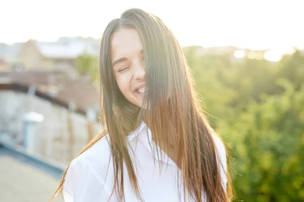 Gülme Kaygısız Kız Ile Karanlık Uzun Saç Zevk Güneşli Gün — Stok fotoğraf