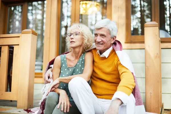 Amantes Mayores Soñadores Positivos Ropa Casual Bajo Cuadros Sentados Porche — Foto de Stock