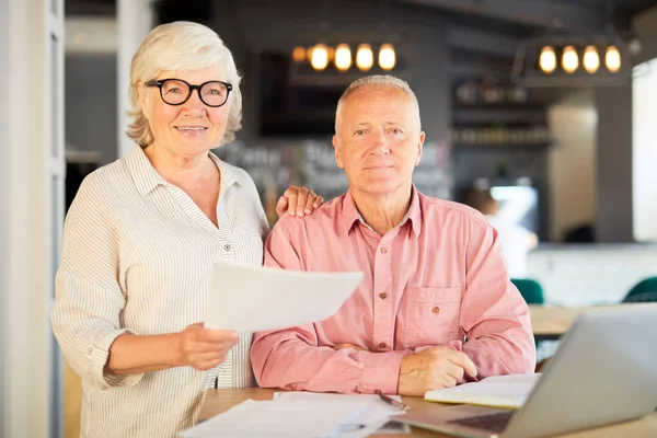 Zwei Erfolgreiche Seniorenkollegen Die Dich Anschauen Während Café Sitzt Und — Stockfoto