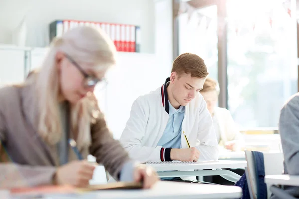 Estudiantes Universitarios Diligentes Que Concentran Realizar Prueba Final Lección — Foto de Stock