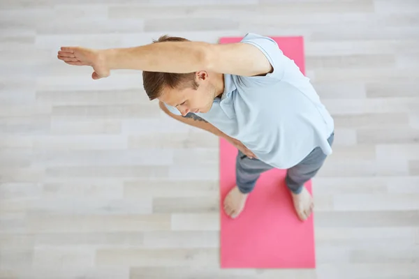 Visão Geral Jovem Desportista Activewear Praticando Curvas Laterais Enquanto Sobre — Fotografia de Stock