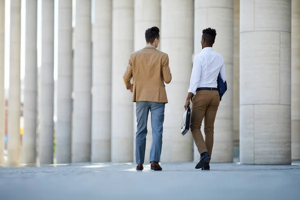 Deux Jeunes Hommes Affaires Interculturels Tenue Cérémonie Marchant Jusqu Travail — Photo