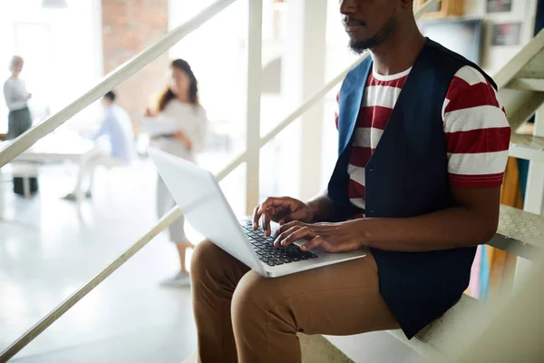 非裔美国人办公室经理 笔记本电脑坐在楼梯上 打字和浏览网络 — 图库照片