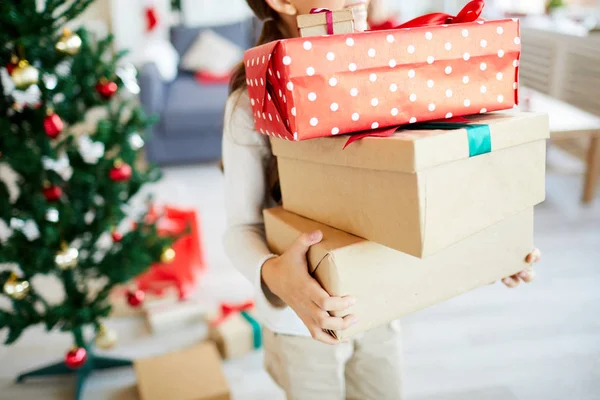 Stapel Grote Kleine Verpakt Dozen Met Kerstcadeaus Gehouden Door Little — Stockfoto