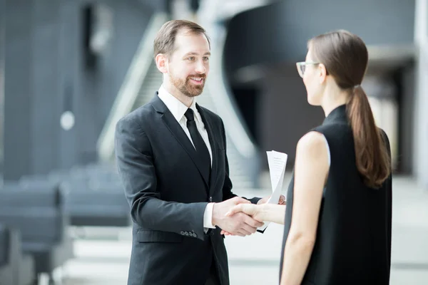 Jeunes Partenaires Affaires Élégants Dirigeants Saluant Par Poignée Main Après — Photo