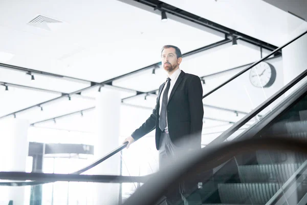 Hombre Negocios Serio Traje Elegante Que Mueve Hacia Abajo Escaleras —  Fotos de Stock