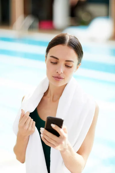 Mujer Joven Con Gran Toalla Blanca Suave Mensajes Texto Teléfono — Foto de Stock