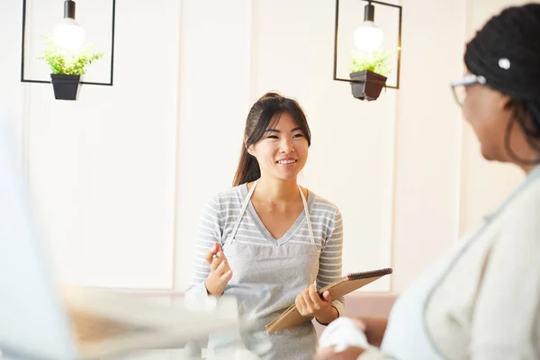 Young Asian Woman Notepad Explaining Working Moments Her Colleague Workplace — ストック写真