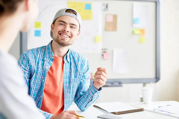 Étudiant Heureux Regardant Son Camarade Groupe Avec Sourire Tout Discutant — Photo