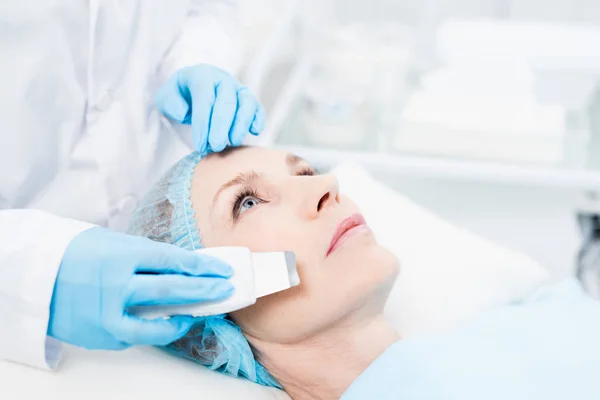 Modern Beautician Holding Electric Device Close Facial Skin Mature Client — Stock Photo, Image