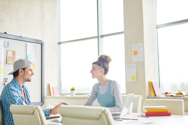 Tiener Meisje Kerel Casualwear Zittend Bureau Klas Brainstormen Discussiëren Nieuwe — Stockfoto