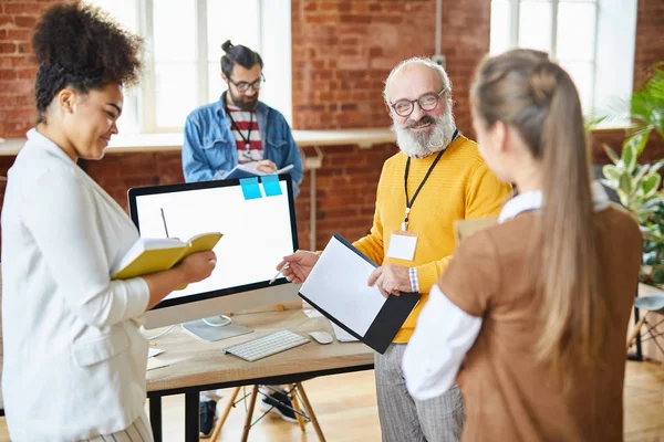 Senior Bebaarde Man Casualwear Praten Met Zijn Jonge Ondergeschiagden Tijdens — Stockfoto