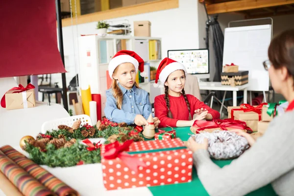 Dwa Ładne Rodzeństwo Stroju Xmas Rozmawia Mamą Przygotowując Prezenty Dla — Zdjęcie stockowe