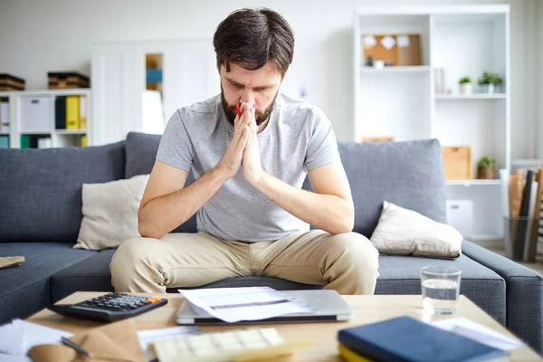 Uomo Pensieroso Con Evidenziatore Rosso Seduto Sul Divano Guardando Dati — Foto Stock