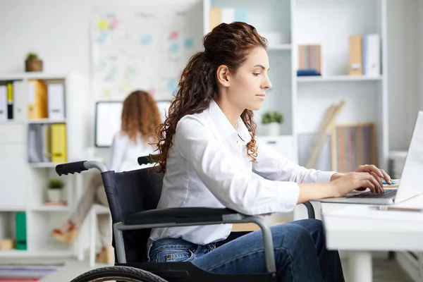 Ung Affärskvinna Sitter Rullstol Och Skriva Laptop Knappsats Sin Arbetsplats — Stockfoto