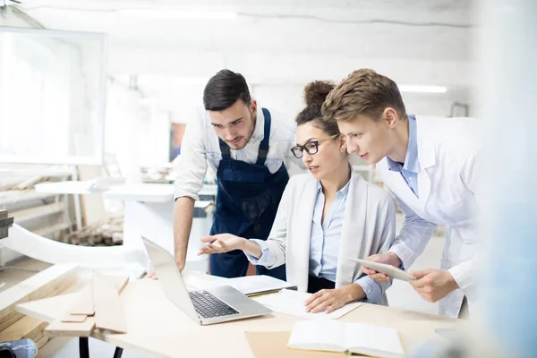 Jovem Equipe Trabalhadores Uniforme Estudando Informações Line Reunião Trabalho Por — Fotografia de Stock