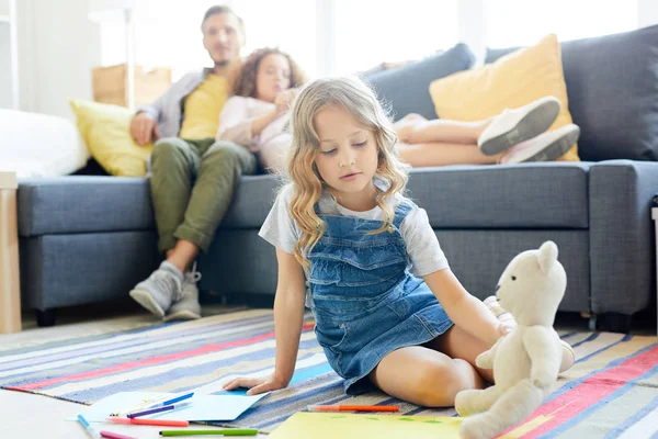 Sevimli Küçük Kızı Kanepede Rahatlatıcı Anne Babası Ile Katta Teddybear — Stok fotoğraf