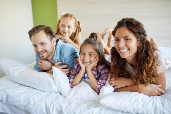 Ung Glad Familj Föräldrar Och Två Små Döttrar Som Ligger — Stockfoto