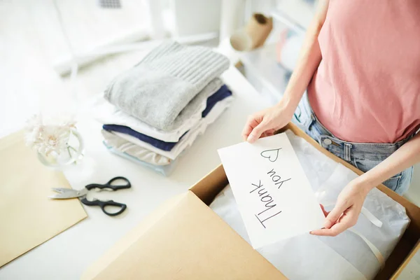 Verpackungsspezialist Legt Dankeskarte Vor Dem Endgültigen Boxen Auf Die Verpackte — Stockfoto