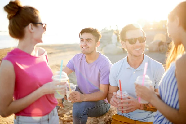 Mehrere Freundliche Teenager Mit Getränken Genießen Den Heißen Sommertag Und — Stockfoto