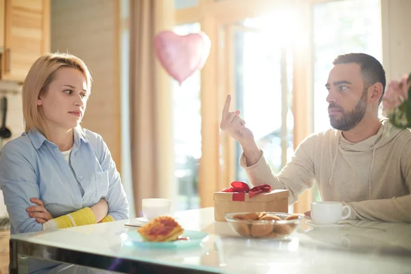 Ontevreden Jonge Kaukasische Vrouw Zittend Keukentafel Met Geschenkdoos Terwijl Haar — Stockfoto