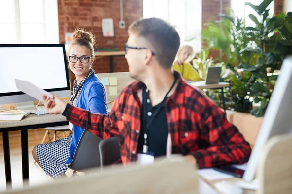 Joven Mujer Negocios Sonriente Mirando Colega Mientras Toma Papel Que — Foto de Stock