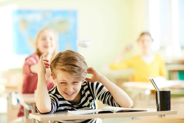 Compañeros Clase Enojados Lanzando Bolas Papel Niño Colegial Cubriendo Cabeza —  Fotos de Stock