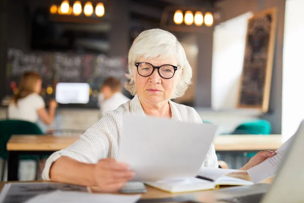 Reife Ökonomen Lesen Finanzpapiere Während Sie Tisch Café Arbeiten — Stockfoto