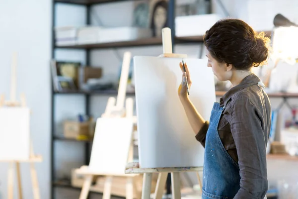 Young Painter Standing Front Easel Blank Paper Sheet Keeping Her — Stock Photo, Image