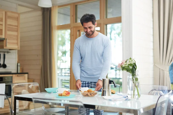 Glad Upphetsad Ung Man Med Stubb Bär Pyjamas Stående Vid — Stockfoto