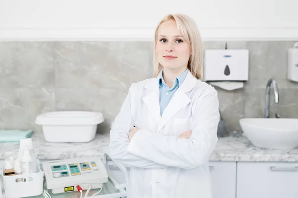 Young Blonde Female Clinician Whitecoat Crossing Her Arms Chest While — 스톡 사진