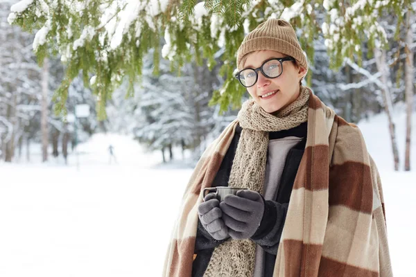 Портрет Усміхненої Молодої Жінки Зимовому Курорті Позує Тримає Чашку Гарячим — стокове фото