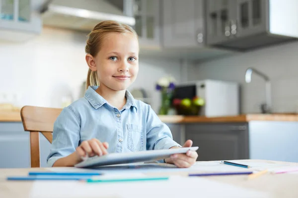 Pequena Criança Pré Escolar Com Tablet Sentado Cozinha Assistindo Filme — Fotografia de Stock