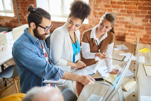 Jonge Bebaarde Zelfverzekerde Analist Die Naar Het Computerscherm Wijst Terwijl — Stockfoto