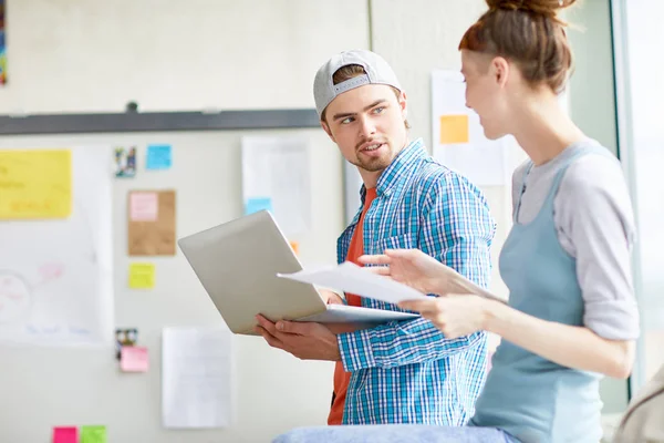 Student Met Laptop Die Naar Zijn Vriendin Kijkt Tijdens Het — Stockfoto