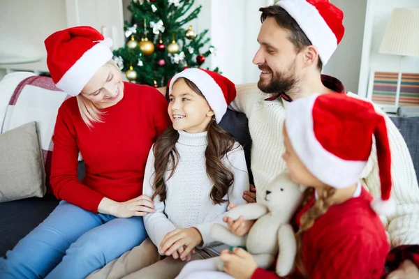 Glückliches Kleines Mädchen Ihre Eltern Und Ihre Schwester Weihnachtsmützen Lachen — Stockfoto