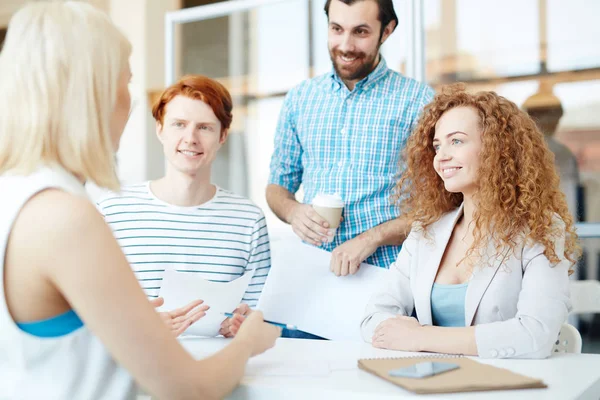 Young Successful Managers Economists Gathered Desk Discussion Ideas Papers — Stock Photo, Image