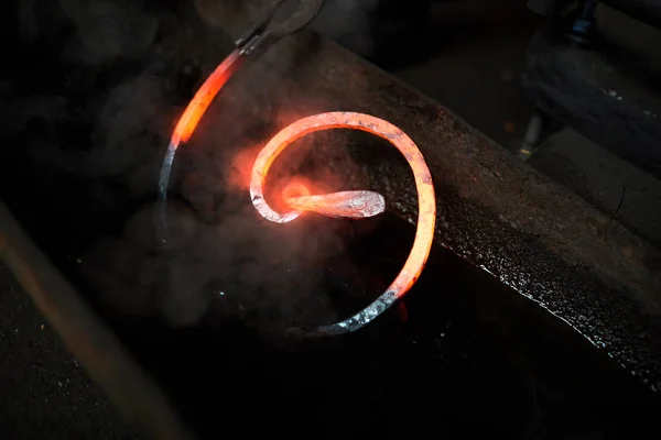 金属冷却过程特写 将加热的铁放入水中 从加热棒中冒出烟雾 — 图库照片
