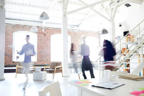 Ocupado Grupo Trabalhadores Focados Andando Movimento Espaço Aberto Moderno — Fotografia de Stock