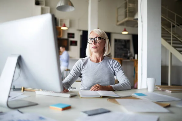 Donna Bionda Matura Casualwear Seduta Davanti Monitor Del Computer Mentre — Foto Stock