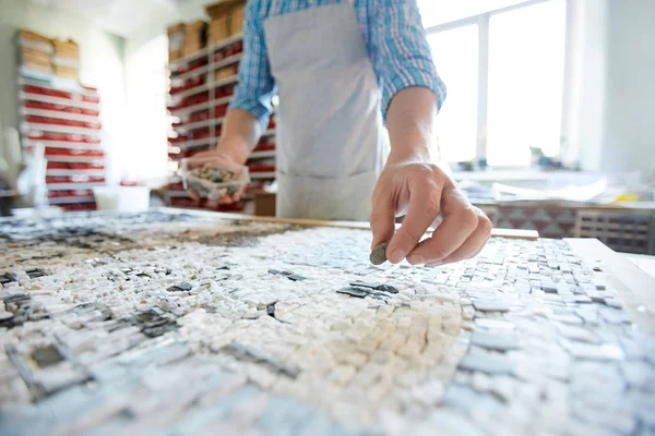 Primo Piano Colpo Artista Irriconoscibile Posa Piastrelle Durante Creazione Mosaico — Foto Stock