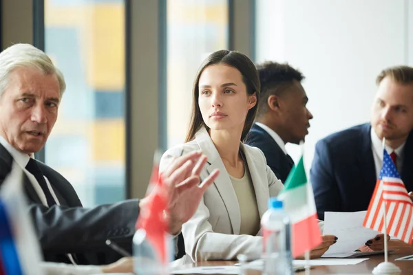 Zelfverzekerde Senior Politicus Verklaart Zijn Standpunt Aan Jonge Buitenlandse Collega — Stockfoto