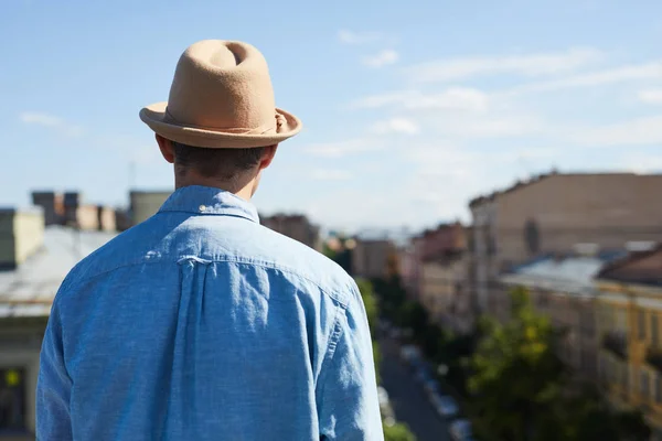 Rear View Young Man Hat Casual Shirt Contemplating Cityscape While — Stock Photo, Image