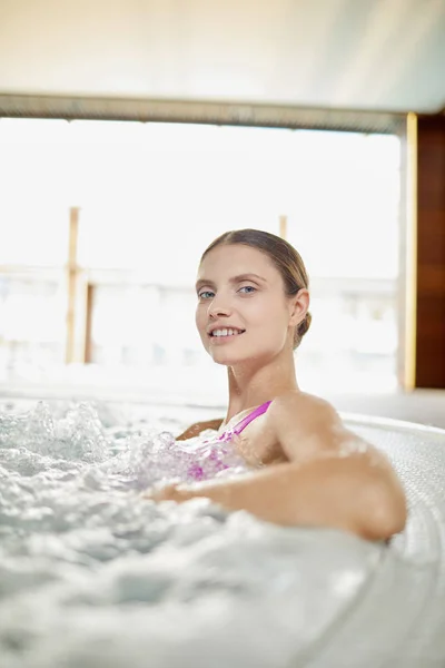Chica Feliz Disfrutando Olas Agua Suave Mientras Descansa Jacuzzi Balneario —  Fotos de Stock