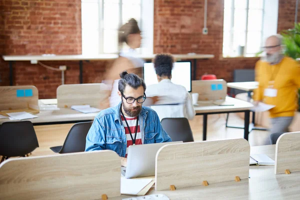 Vážný Podnikatel Přesnotě Sedí Stolu Před Laptopem Analyzuje Data Online — Stock fotografie