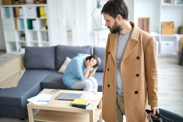 Jongeman Beige Jas Trekken Koffer Terwijl Het Verlaten Van Voor — Stockfoto