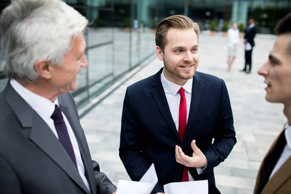 Tre Uomini Affari Abiti Eleganti Che Consultano Sulle Domande Dell — Foto Stock