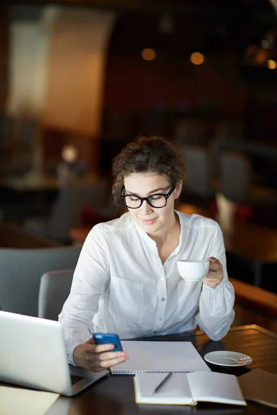 Jeune Femme Assise Café Prenant Thé Café Messagerie Dans Smartphone — Photo