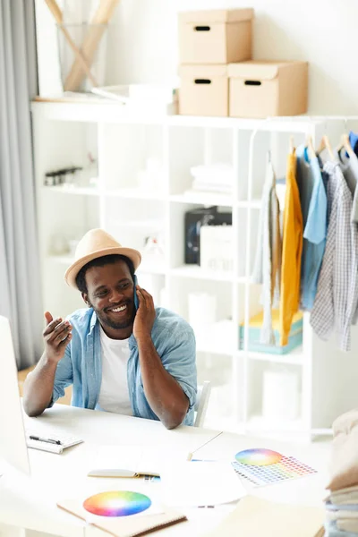 Jovem Empresário Sorridente Casualwear Consultoria Clientes Por Telefone Enquanto Sentado — Fotografia de Stock