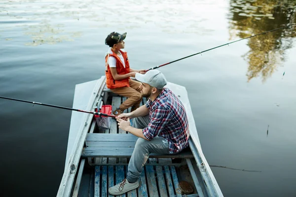 Far Med Sin Son Fånga Fisk Från Båt Sitter Och — Stockfoto